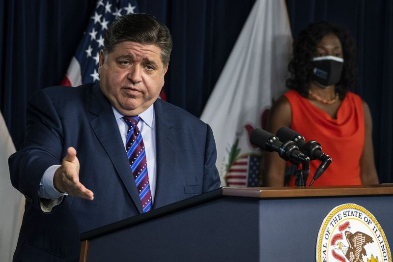 Le gouverneur J.B. Pritzker prend la parole lors d