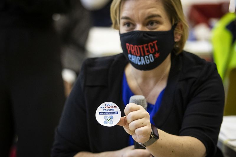 Le Dr Allison Arwady, commissaire du Département de la santé publique de Chicago, lui montre que j