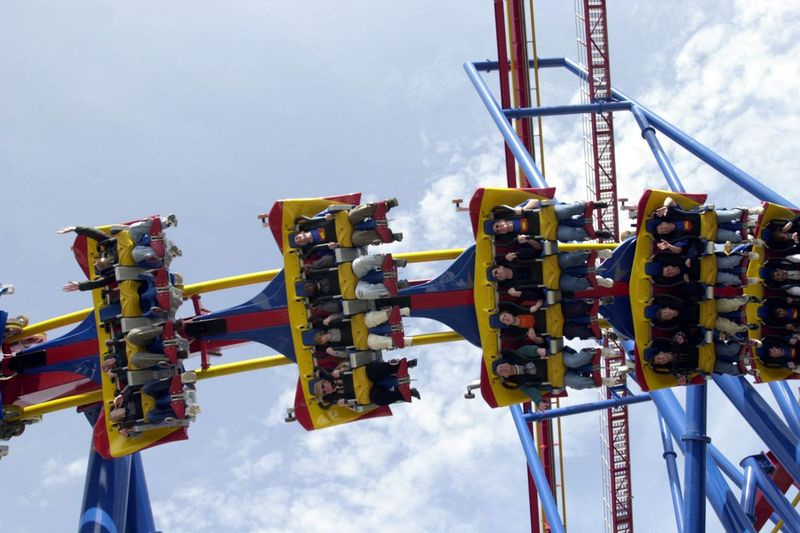 Posebni gostje in mediji se predogled vozijo na Supermanovem toboganu v Six Flags Great America v Gurneeju leta 2003.