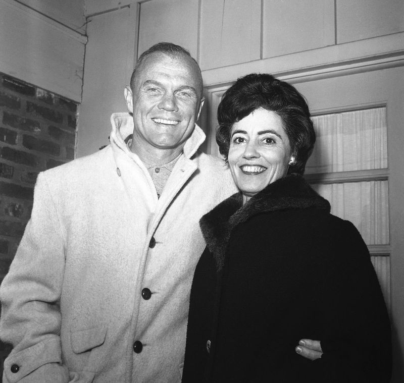 En esta foto de archivo de 1962, el astronauta John Glenn posa con su esposa, Annie, en las afueras de su casa en Arlington, Virginia, durante su primera conferencia de prensa.
