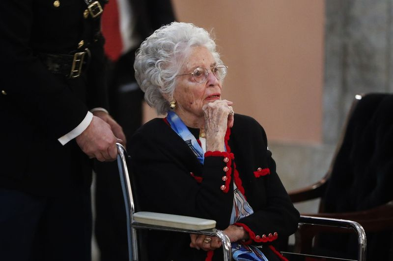 Annie Glenn llega para ver el ataúd de su esposo, el famoso astronauta y senador estadounidense John Glenn, mientras miente en honor, en Columbus, Ohio, en 2016. Glenn murió el martes de complicaciones del COVID-19 a los 100 años.