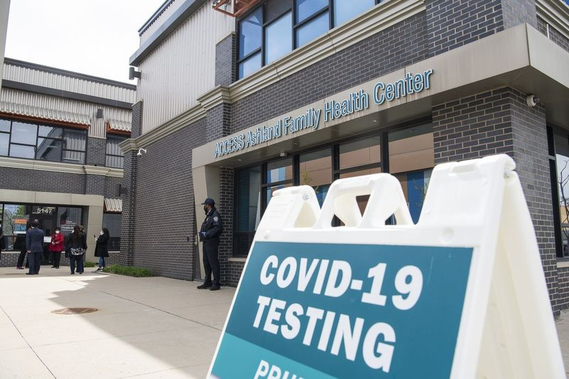 Koronavīrusa testēšana Access ģimenes veselības centrā Englvudā pagājušajā gadā.