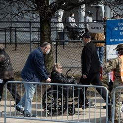 Människor går utanför covid-19 massvaccinationsplatsen som sattes upp på parkeringsplatsen vid United Center i Near West Side-kvarteret på öppningsdagen för den nya massvaccinationsplatsen, tisdag morgon den 9 mars 2021.