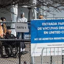 Människor går utanför covid-19 massvaccinationsplatsen som sattes upp på parkeringsplatsen vid United Center i Near West Side-kvarteret på öppningsdagen för den nya massvaccinationsplatsen, tisdag morgon den 9 mars 2021.