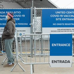 Omelan Kluchnyk, 70, som anlände klockan 06:30, står i kö utanför massvaccinationsplatsen för covid-19 som sattes upp på parkeringsplatsen vid United Center i Near West Side-kvarteret på invigningsdagen för den nya mässan. vaccinationsplats, tisdag morgon den 9 mars 2021.