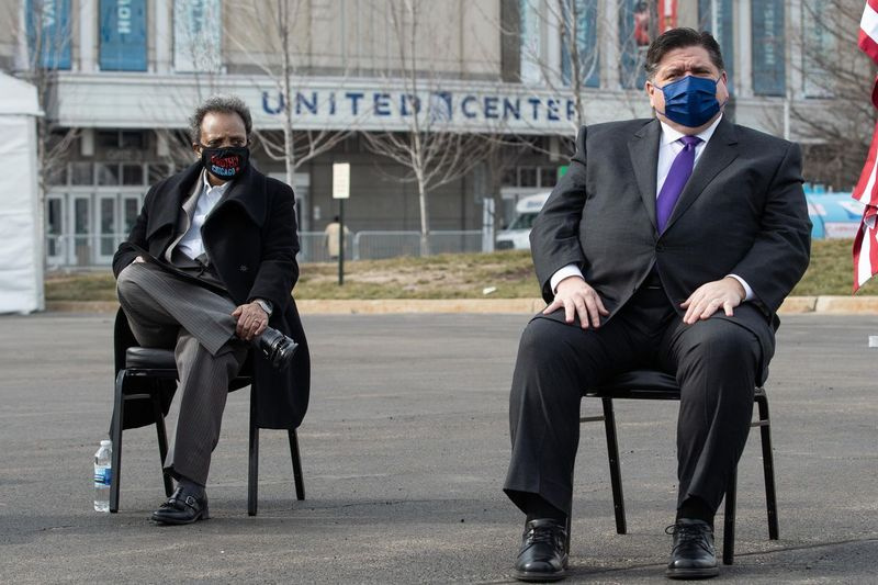 Borgmästare Lori Lightfoot och guvernör J.B. Pritzker markerade i tisdags öppningsdagen för massvaccinationsplatsen utanför United Center.