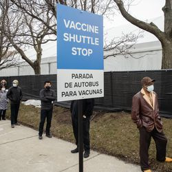 Människor ställer upp utanför massvaccinationsplatsen för COVID-19, som sattes upp på parkeringsplatsen vid United Center i stadsdelen Near West Side, på öppningsdagen för den nya massvaccinationsplatsen, tisdagsmorgonen den 9 mars 2021.
