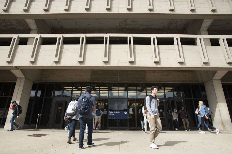 Gli studenti camminano attraverso il campus dell