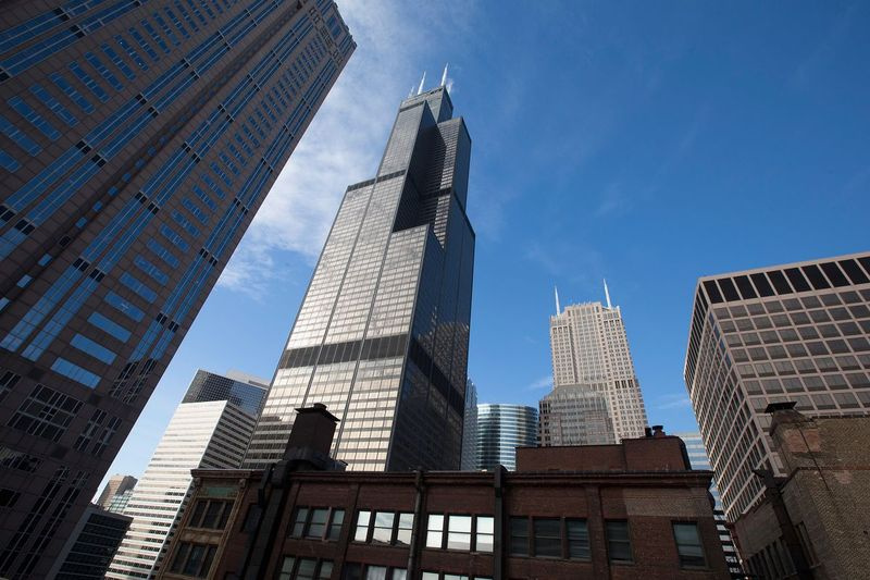 Du Willis Tower nuomininkai buvo uždaryti 2020 m. kovo 18 d., kai pastate esančio klubo ir treniruoklių centro nariui buvo nustatytas teigiamas COVID-19 testas.