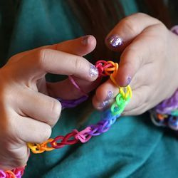 Hayley Orlinsky untersucht ein Armband, das sie im Schlafzimmer ihres Hauses in Chicago hergestellt hat.