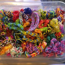Fertige Gummiband-Armbänder der 7-jährigen Hayley Orlinsky.