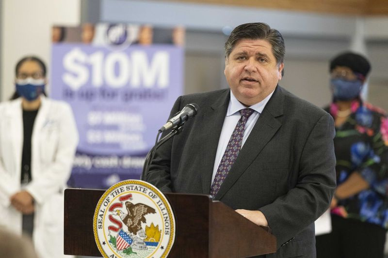 El gobernador J.B. Pritzker anuncia el programa de lotería de vacunas COVID-19 en el vecindario Back of the Yards en junio.