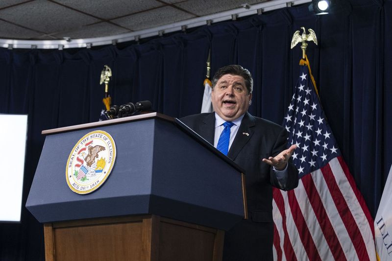 Gubernator J.B. Pritzker rozmawia z mediami w czwartek.
