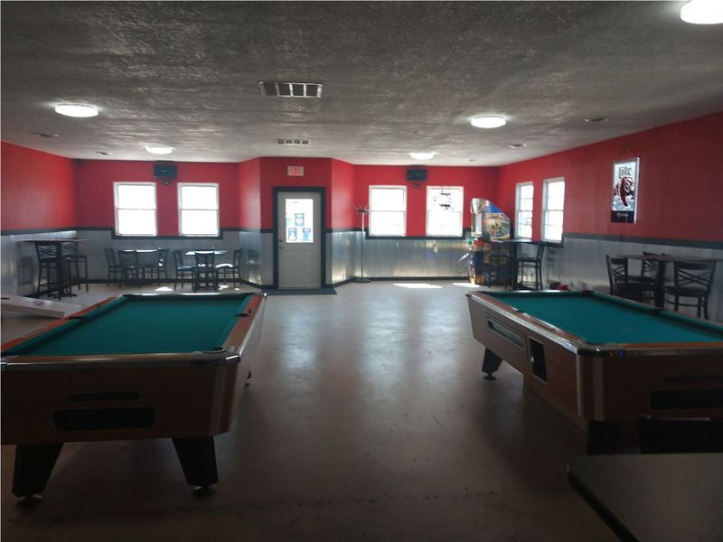 Tables de billard au bar Embarras à Villa Grove, Illinois, mardi.