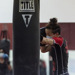 Lan Phan, una estudiante de EFK Martial Arts, 5951 N. Clark St., golpea la bolsa que le asignaron, durante una clase de boxeo el primer día de la reapertura de la Fase 4 de Illinois, el viernes 26 de junio de 2020.