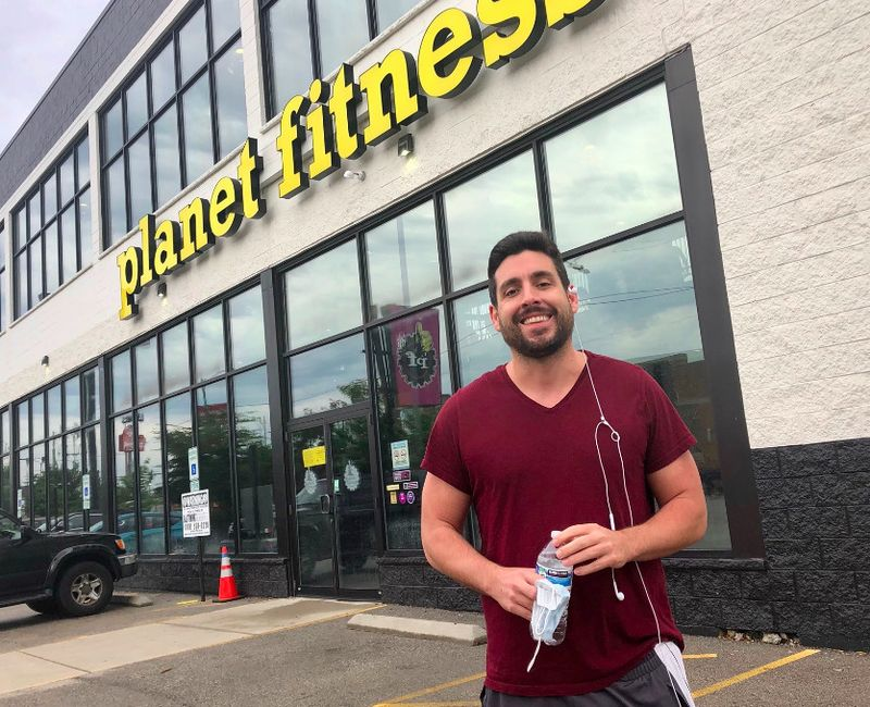 Robert Mathews se dirige al Logan Square Planet Fitness para su primer entrenamiento en interiores contra una pandemia.