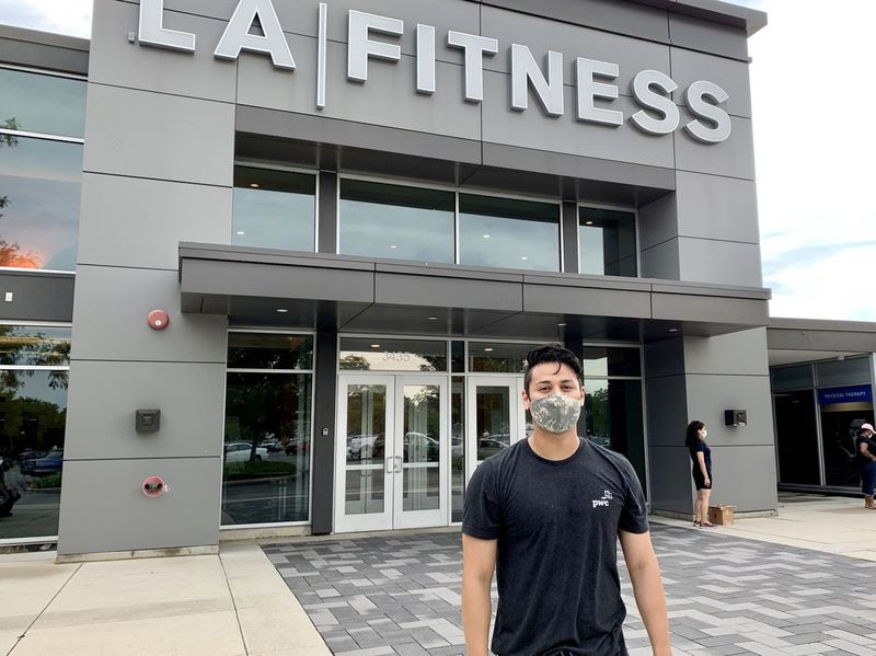 Omar Cervantes, en la foto fuera del gimnasio Bronzeville LA.