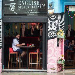 Los clientes comen en Broken English Taco Pub, 1400 N. Wells St., en Old Town el primer día de la reapertura de la Fase 4 de Illinois, el viernes 26 de junio de 2020 por la tarde.