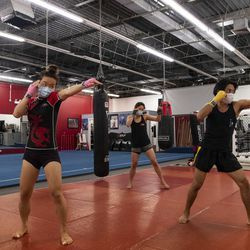 Lan Phan, a la izquierda, y Jun Phan, en el centro, siguen al propietario y entrenador en jefe de Anthony Márquez en EFK Martial Arts, 5951 N.Clark St., durante una clase de boxeo el primer día de la reapertura de la Fase 4 de Illinois, el viernes de junio. 26 de febrero de 2020.