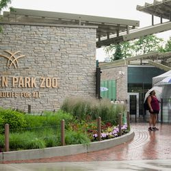 Los visitantes se paran frente al zoológico de Lincoln Park el primer día de la reapertura de la Fase 4 de Illinois, el viernes 26 de junio de 2020 por la tarde.
