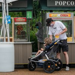 Un visitante compra palomitas de maíz en el zoológico de Lincoln Park el primer día de la reapertura de la Fase 4 de Illinois, el viernes 26 de junio de 2020 por la tarde.