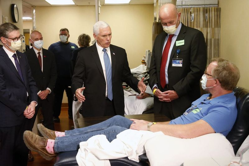 Viceprezident Mike Pence se při úterní prohlídce Mayo Clinic v Minnesotě rozhodl nenosit obličejovou masku. Je to zjevné porušení zásad světově proslulého lékařského centra, které je vyžaduje.