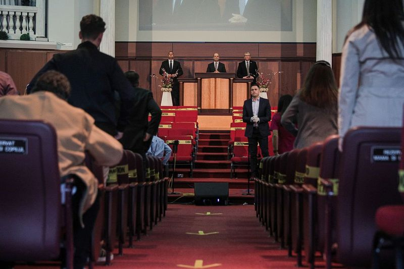 Dezenas de membros da Igreja Pentecostal Romena Elim participaram do culto em 10 de maio de 2020, apesar da ordem de permanência em casa do governador J.B. Pritzker que limita os cultos de adoração a 10 pessoas. | Pat Nabong / Sun-Times