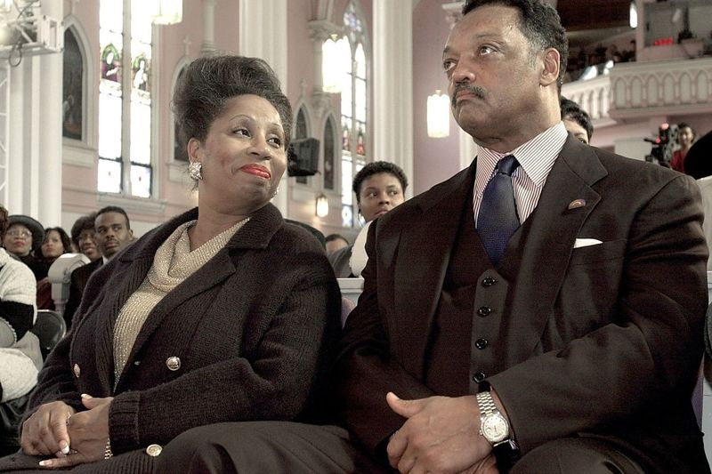 Jacqueline Jackson og pastor Jesse Jackson fotograferet i 2001. Begge blev indlagt med COVID-19 og viser tegn på bedring, ifølge parrets søn.