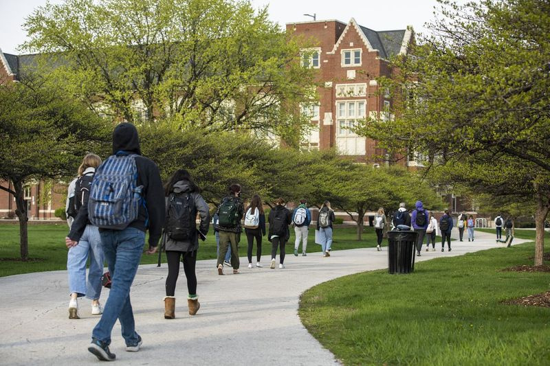 Elevii merg la curs la Lane Tech College Prep High School din North Side, pe 19 aprilie 2021. Luni a marcat începutul celui de-al patrulea trimestru academic pentru școlile publice din Chicago și, pentru prima dată în 11 luni, toate cele 515 de școli non-charter. — inclusiv liceele — au fost deschise pentru învățarea personală în timpul pandemiei de COVID-19.