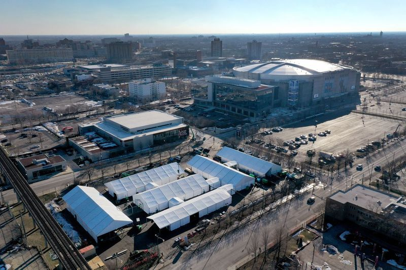 Een COVID-19-vaccinatiecentrum wordt gebouwd op een parkeerplaats bij het United Center,