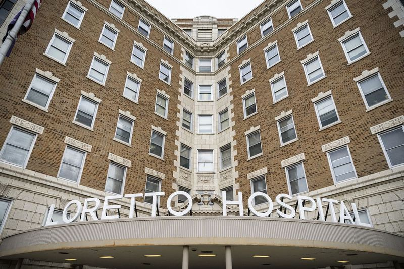 Loretto Hospital på 645 S Central Ave. betjener Austin-samfundet.