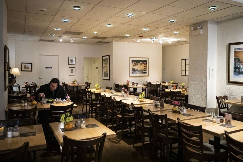 Üks klient sööb esmaspäeva pärastlõunal, 16. märtsil 2020, söögitoas aadressil Sopraffina Marketcaffe, 10 N. Dearborn St..