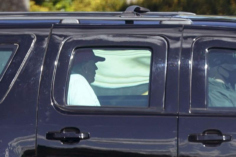 Präsident Donald Trump fährt in einem Autokolonne-Fahrzeug, als er den Trump International Golf Club am Sonntag in West Palm Beach, Florida, verlässt.