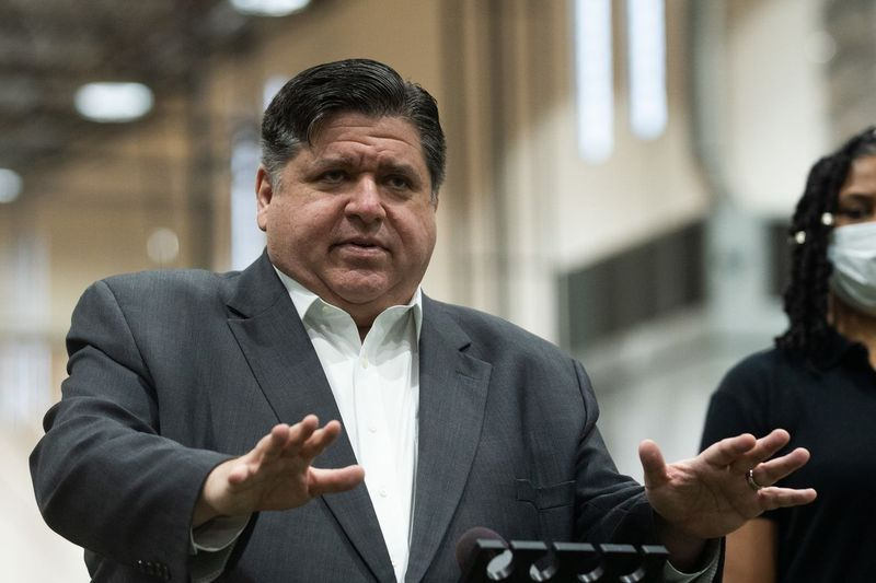 Guverner J. B. Pritzker oktobra govori v soseski Pullman.