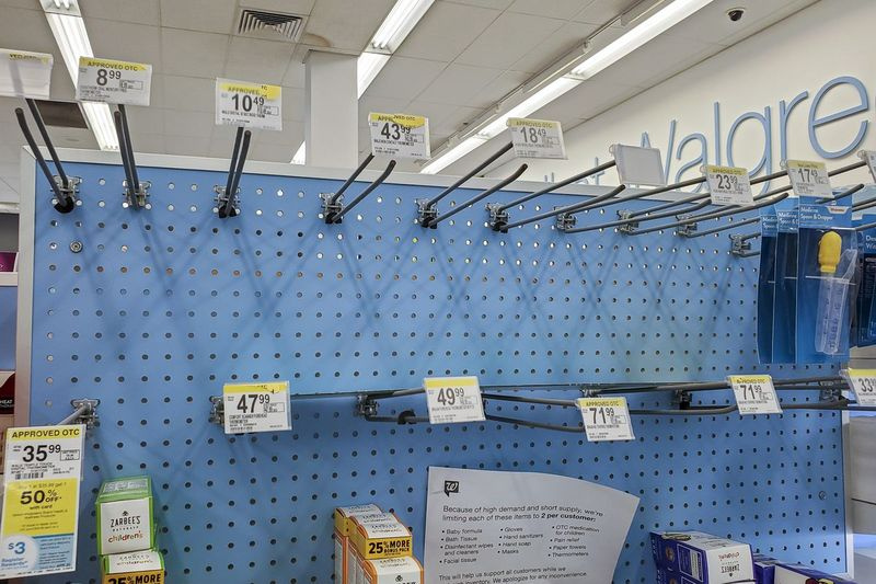 Prázdny predajný stojan, v ktorom boli v utorok teplomery vo Walgreens, 1051 W. Randolph St. Mnohé obchody a online stránky odrážajú nedostatok teplomerov v dôsledku pandémie koronavírusu.