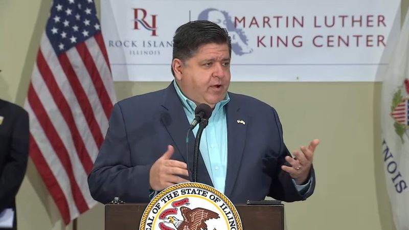 Regering J.B. Pritzker spreekt op een persconferentie in Rock Island op vrijdag.