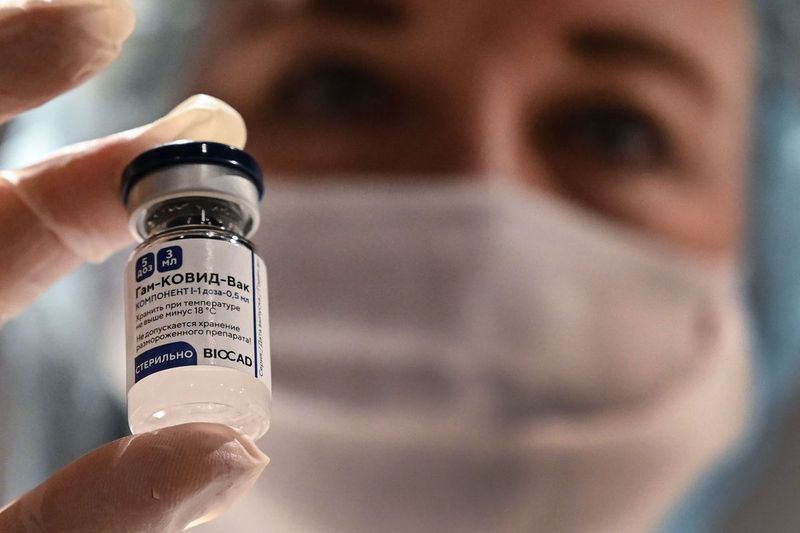 Dalam foto fail ini yang diambil pada 18 Januari 2021, seorang pekerja perubatan memegang botol dengan vaksin Sputnik V (Gam-COVID-Vac) Rusia terhadap penyakit koronavirus di tempat vaksinasi di gedung GUM di Moscow, ketika Rusia melancarkan vaksinasi coronavirus secara besar-besaran .