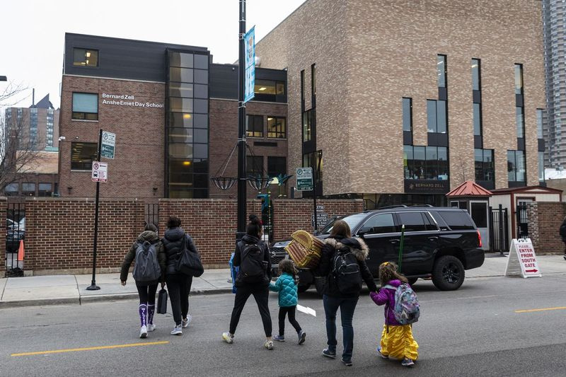 Die Schüler filtern in die Bernard Zell Anshe Emet Day School, 3751 N. Broadway, 11. März 2020.