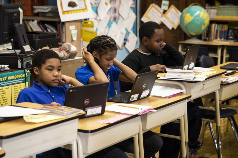Leerlingen van het vierde leerjaar werken op computers op de Roswell B. Mason Elementary School aan de South Side nadat een staking van de Chicago Teachers Union de scholen op vrijdagochtend 1 november 2019 11 dagen heeft gesloten.