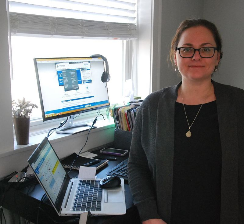 Kristin Bivens, Harold Washingtoni kolledži inglise keele õpetaja, oma kodus, kus ta õpetab kaugõppes pärast üleriigilist korraldust koolid märtsis sulgeda.