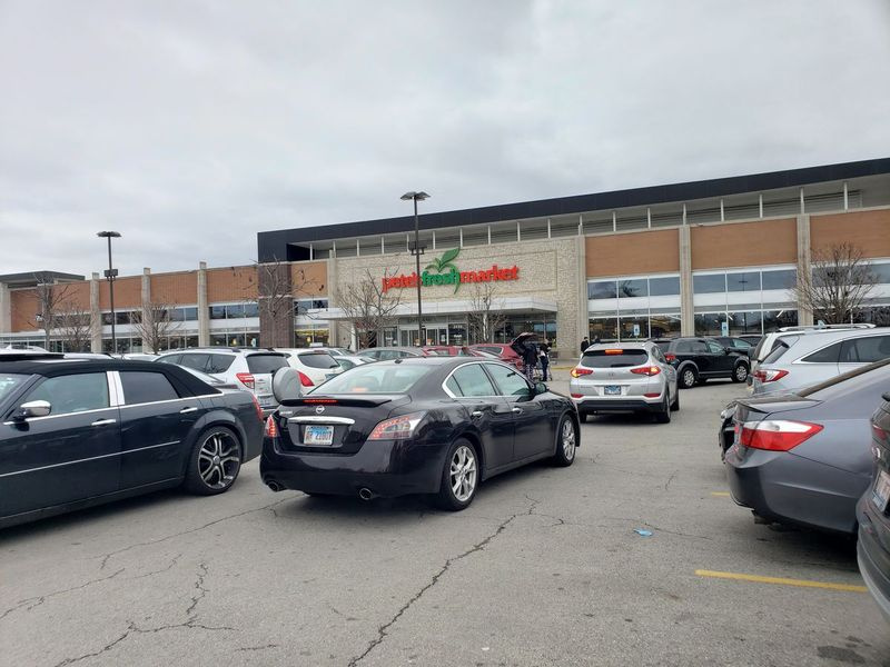 Pircēji meklē autostāvvietu piektdien, 2020. gada 20. martā, Pīta tirgū Madison Street un Western Avenue.