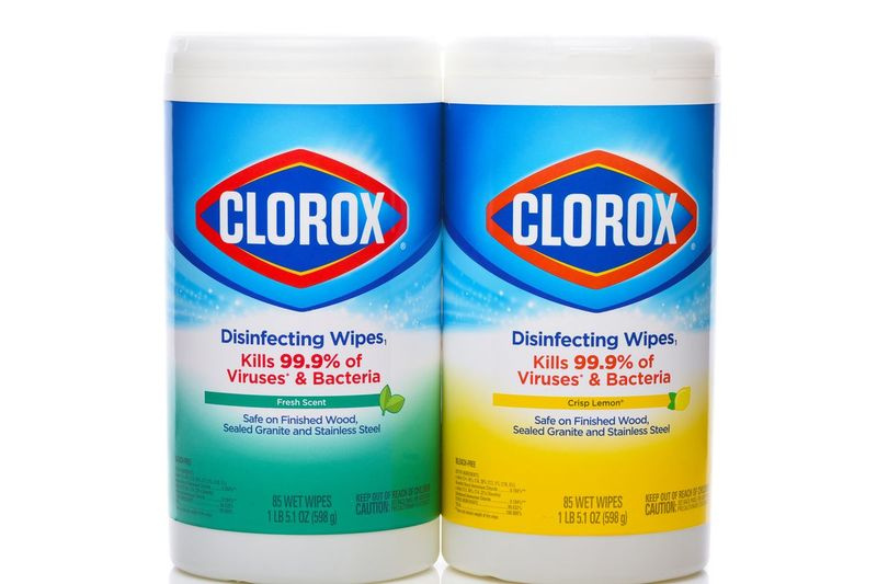 Shoppere er blevet mere og mere frustrerede, efterhånden som de gennemsøger internettet og lokale butikker efter Clorox-servietter, kun for at finde hylder, der er plukket rene, efter at husholdninger har fyldt op med rengøringsprodukter for at hjælpe med at beskytte mod COVID-19.