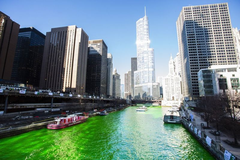 Chicago River färgas grönt för att fira St. Patrick