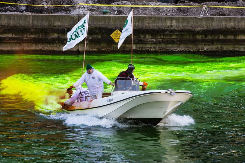 Medlemmar av Plumbers Union färgar Chicago River grönt för att fira St. Patrick