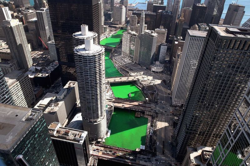 Flygfoto över Chicagofloden när den slingrar sig genom centrum efter att ha färgats grönt för att fira St. Patrick