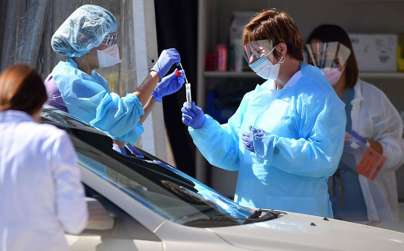 Medizinisches Personal testet am 12. März 2020 in einer Drive-Through-Testanlage in San Francisco, Kalifornien, einen Patienten auf das neuartige Coronavirus COVID-19.