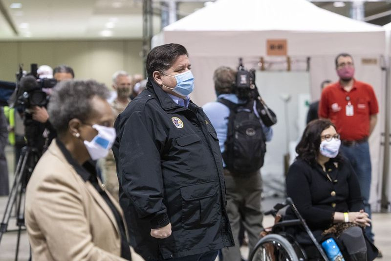Merė Lori Lightfoot (iš kairės į dešinę) gubernatorius J.B. Pritzker ir JAV senatorius Tammy Duckworth, D-Ill.