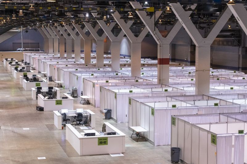 Baigti medicinos kabinetai McCormick Place alternatyviosios priežiūros įstaigoje, skirta kovai su koronaviruso pandemija Čikagoje, balandžio 10 d.