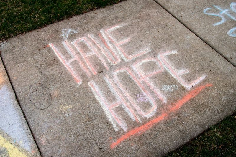 Anksčiau šį mėnesį ant šaligatvio prie Vestčesterio priemiesčio namo lietaus išblukusia kreida parašyta „Have Hope“.