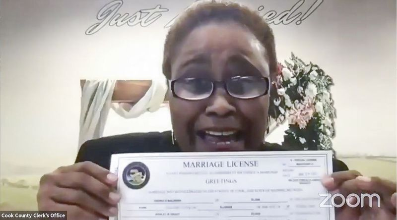 Cook County Clerk Karen Yarbrough gjennomfører et bryllup over Zoom for Ashley og Undra, det første paret som mottok en ekteskapslisens i Cook County i år.